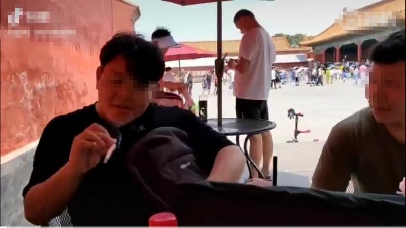 吸烟的女孩 最新视频